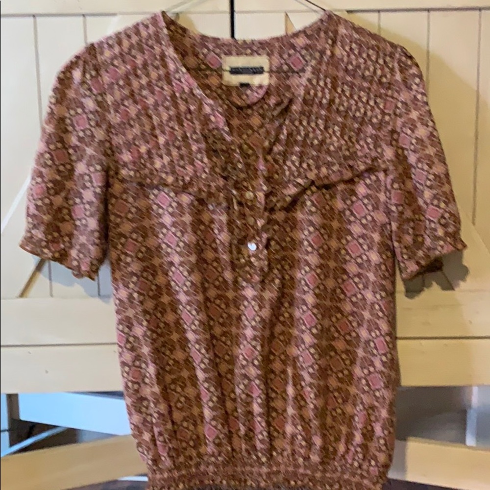 Super cute blouse for casual and night out wear.